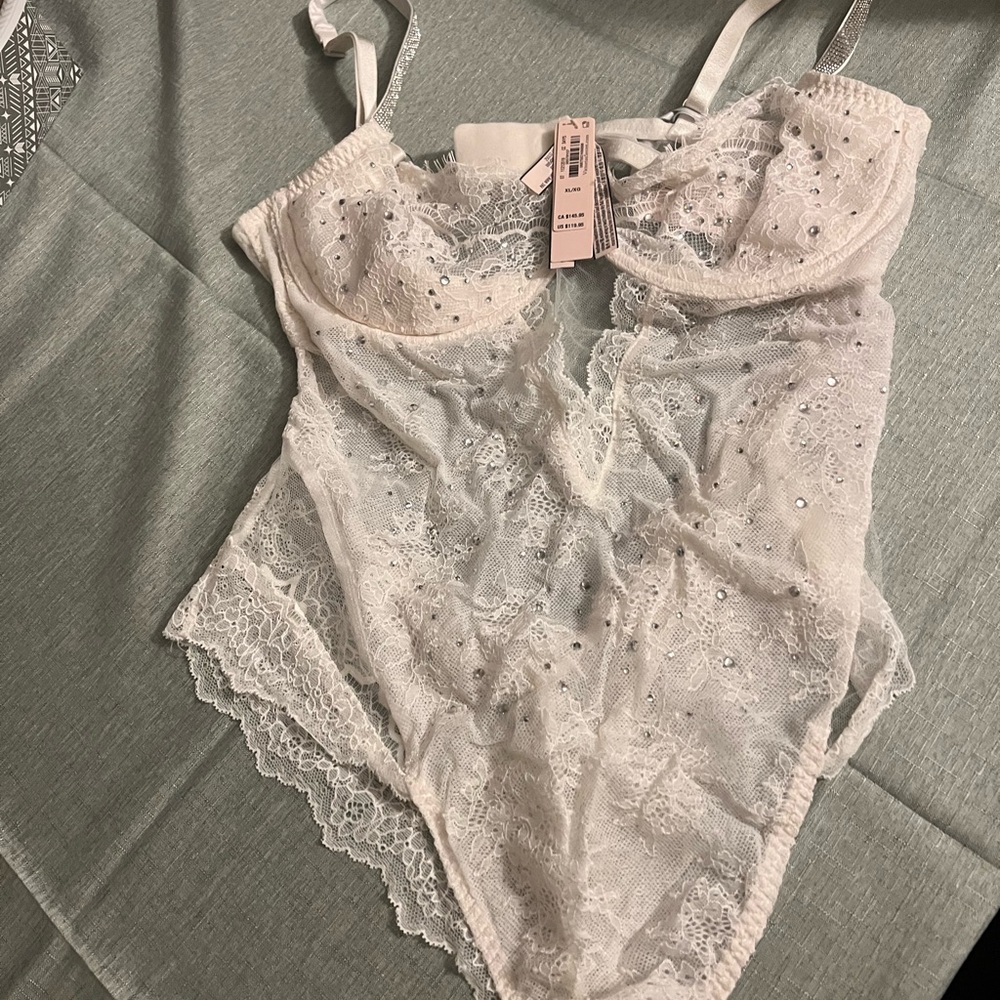 Victoria's Secret White Lace Bra with Sparkling Accents - Picture 6 of 6